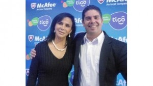 Nadia Eid, gerente de Comunicación y RSE de Tigo junto a Juan Manual Darruda, jefe de producto de Internet Móvil.