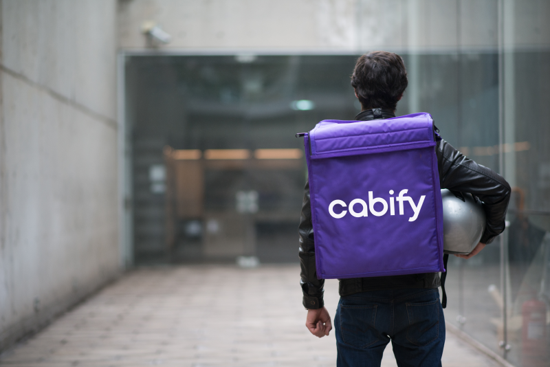 Cabify suma envíos en moto a su solución de movilidad 