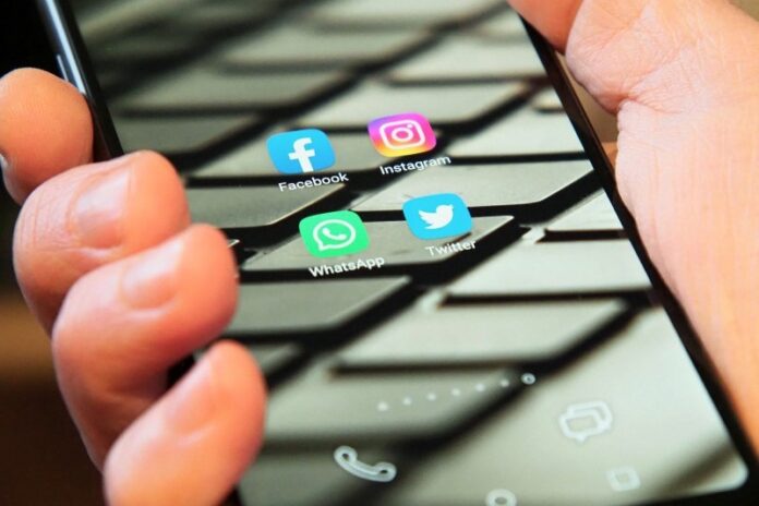 Meta está implementando un nuevo servicio de suscripción de verificación paga para usuarios de Instagram y Facebook